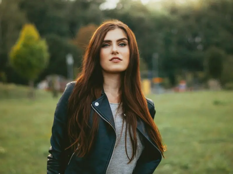 因为我总是喜欢翻男朋友的手机让他很生气导致我们分手，我该怎么去挽回他