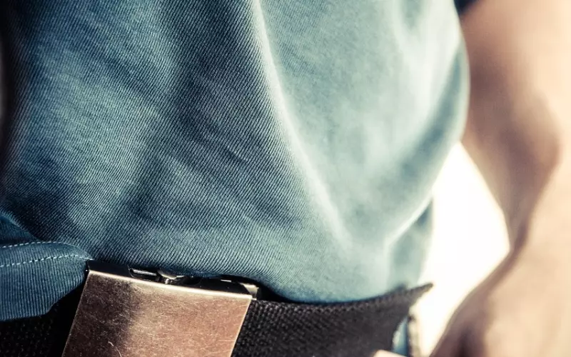 因为，她不赚钱。