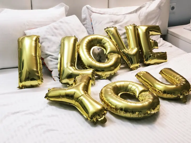 睡觉前，男人有这几个表现，那就说明了爱你入骨