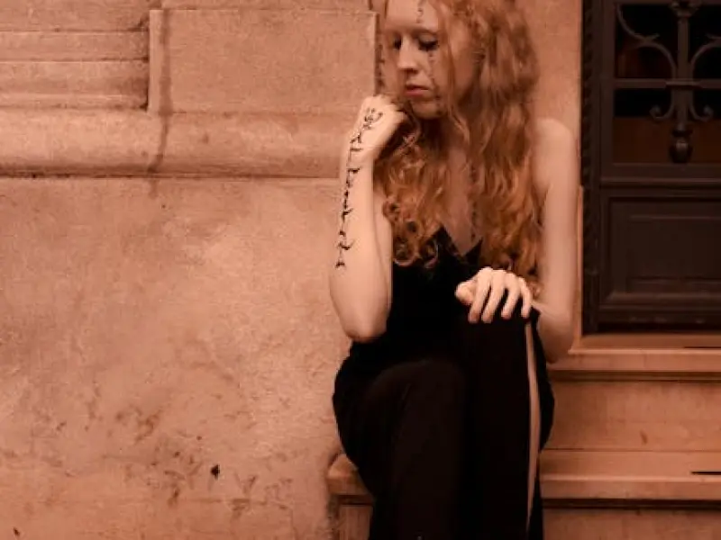 苦苦哀求她不要离开，还是没用？  |  隔壁老王