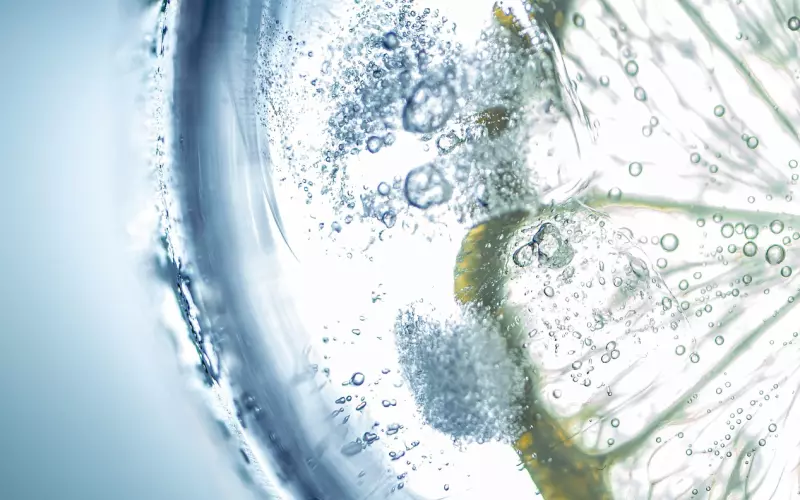 做人，要像一杯水