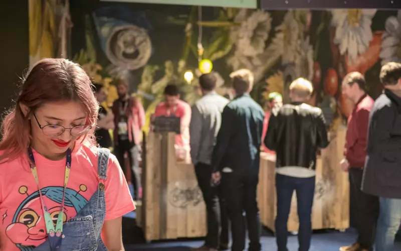 太讲义气导致背负10万的债务，挽回女友的方法是什么？