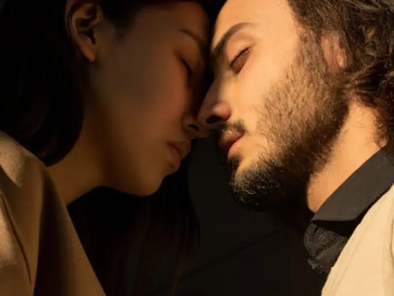 异性之间，女人对你有这三个“异常”表现，证明她还忘不了你！