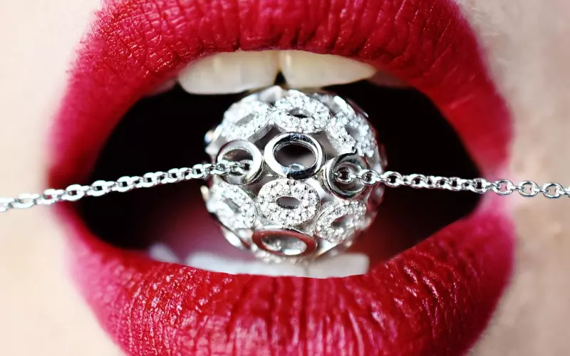 异性之间，有这4个表现，说明关系早已不“纯”了！