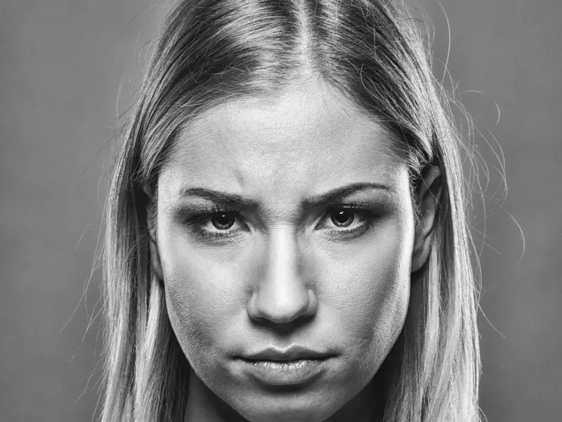 异性之间，当一个女人对你动情了，才会对你有以下表现