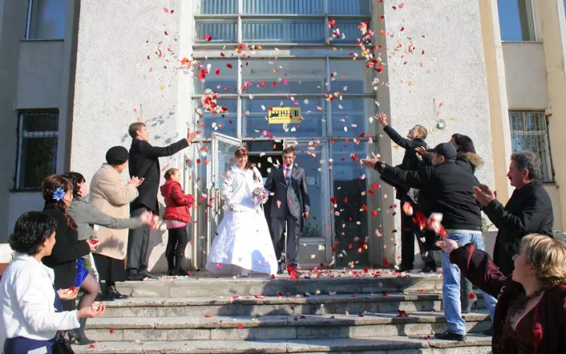 双方家庭意见不合婚姻能幸福吗(婚姻中两个人不合适该怎么办)