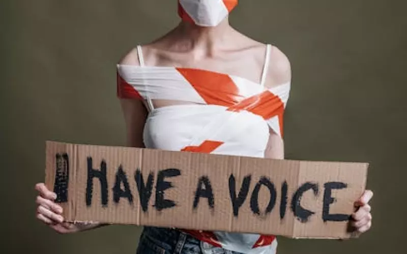 老公和别的女人微信暧昧离婚吗(发现老公微信有暧昧的女人怎么办)