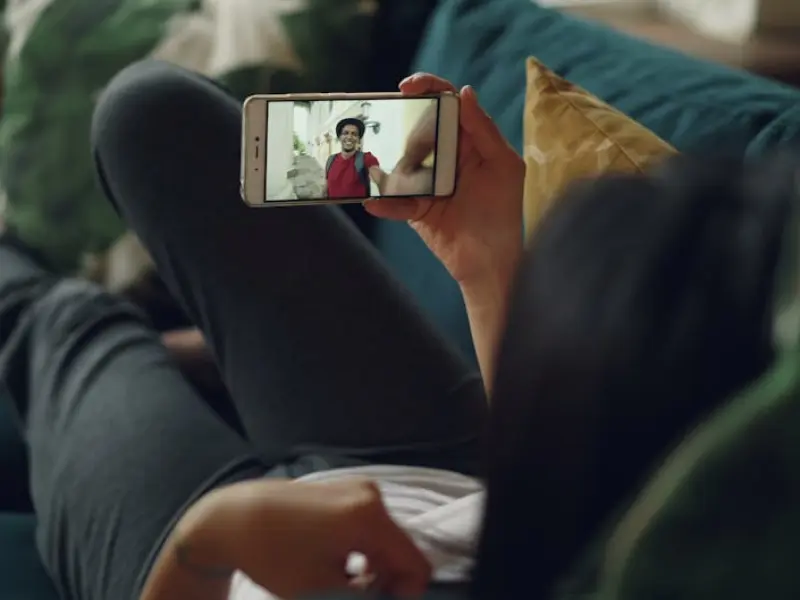 聊不下去?可能因为你用跟我(情感导师)聊天的方式去跟他(她)聊。