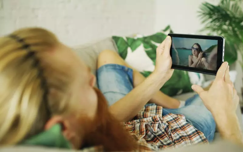 重庆男子和网恋女友视频通话(男子与网恋女友通话)