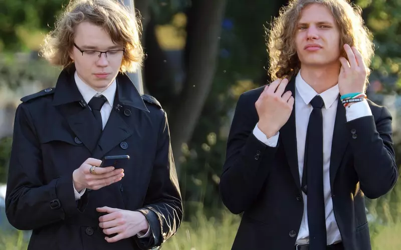 异性同事之间，频繁用这4种方式打招呼，关系不单纯！