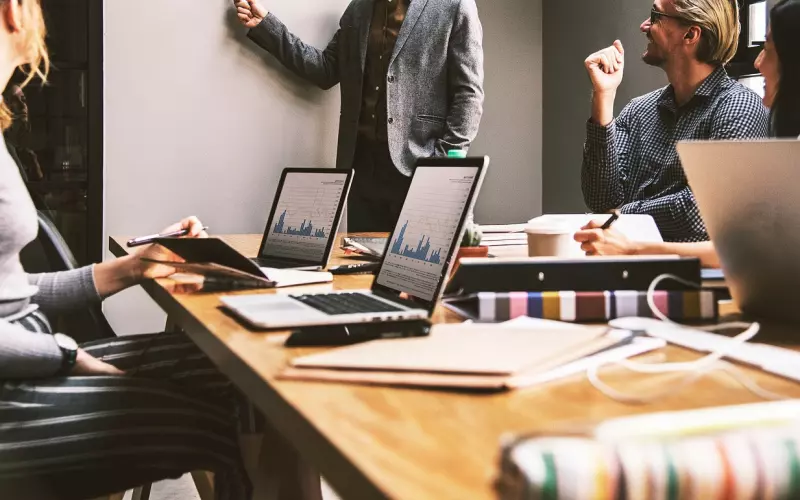 异地恋各自忙碌如何维系感情漫画(如何保持异地恋的爱情)