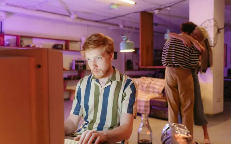 挽回男友咨询：男友把女同事带回家留宿，该相信他吗?