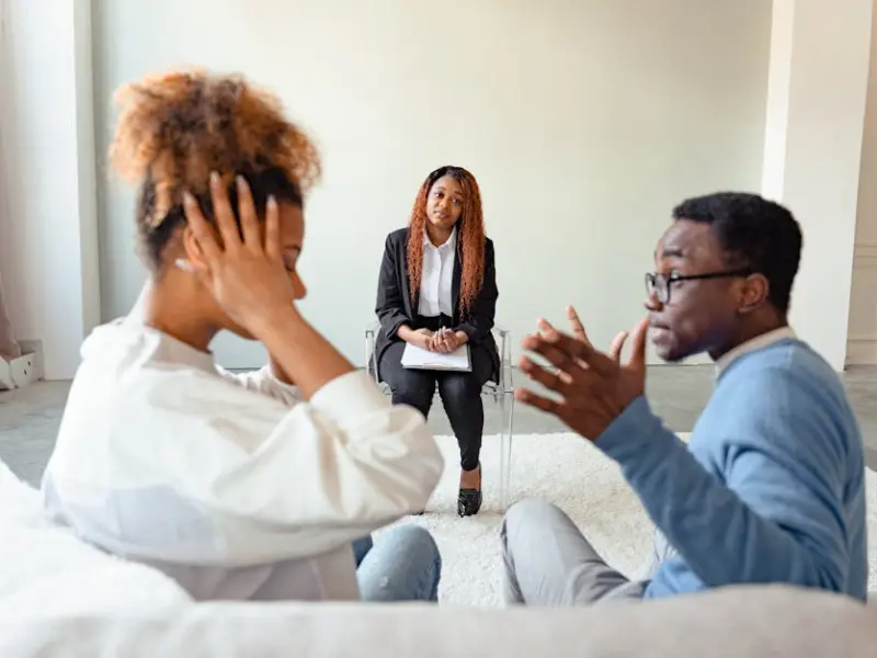 夫妻经常吵架闹离婚，婚姻咨询师教你如何调整？