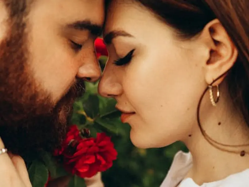 情到深处，男人真正爱一个女人的5个表现，你中了几个？