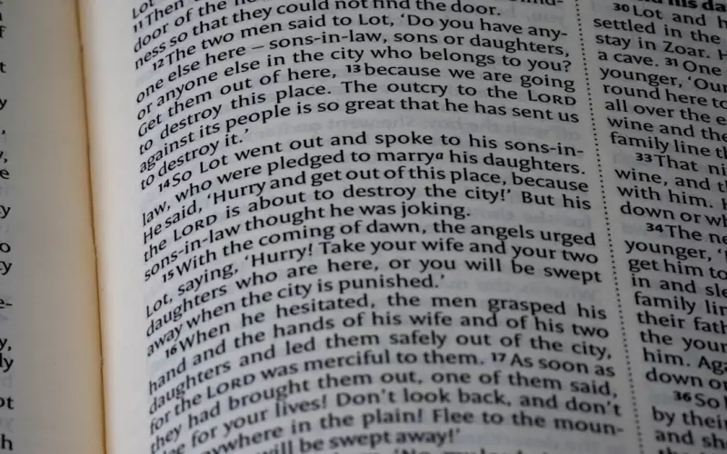 夫妻一方移民需要离婚吗(国外分居几年自动解除事实婚姻)