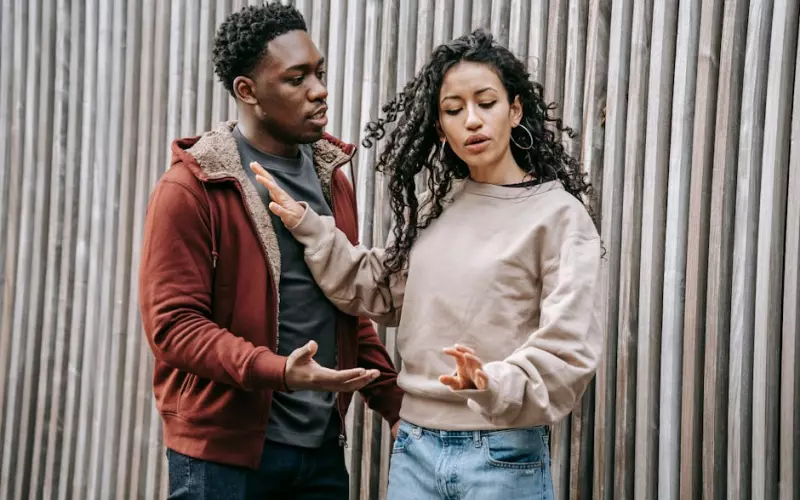 恋爱期间跟别人搞暧昧影响三观吗(另一半喜欢玩暧昧如何解决)