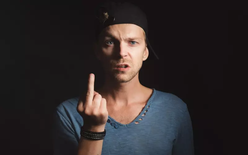 别傻了！男人这些行为是想逼你说分手