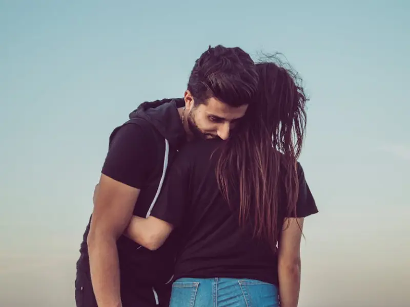 有效挽回男友的方法：面对男友突然提出分手，挽回该怎么做？