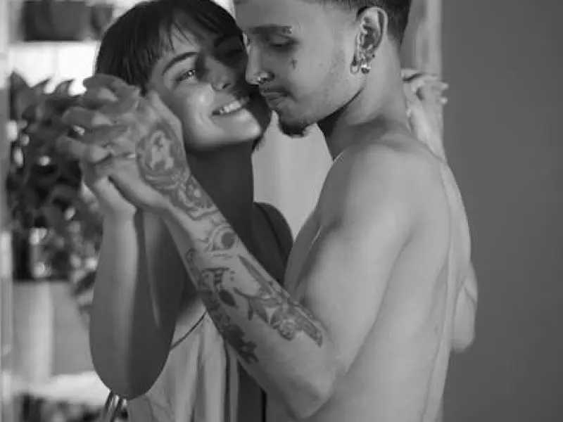 情感咨询： 分手后男友结新欢却说还爱我，我该怎么办呢？