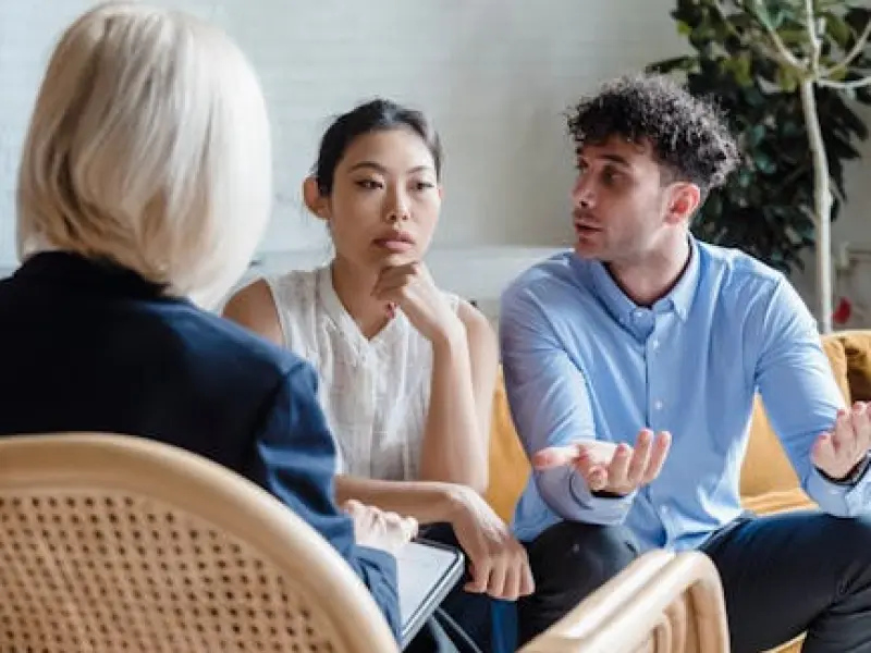 情感咨询案例：女朋友不喜欢我的家人，我该怎么办?