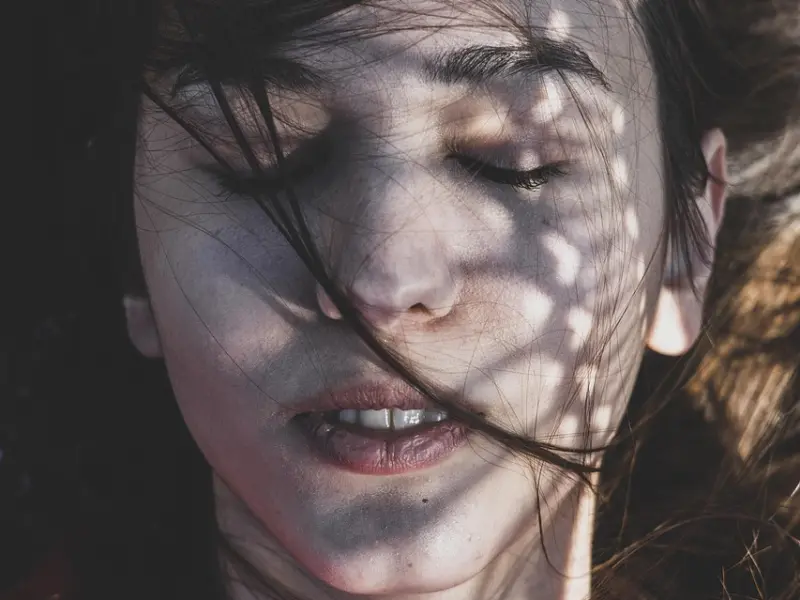 情感咨询专家教你如何吸引男生，而不是被动的等人来追