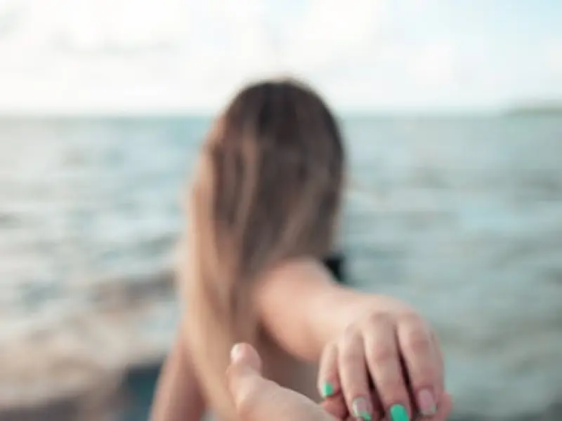 情感咨询：异地恋老公出轨，说不爱我却不肯离婚怎么挽回？