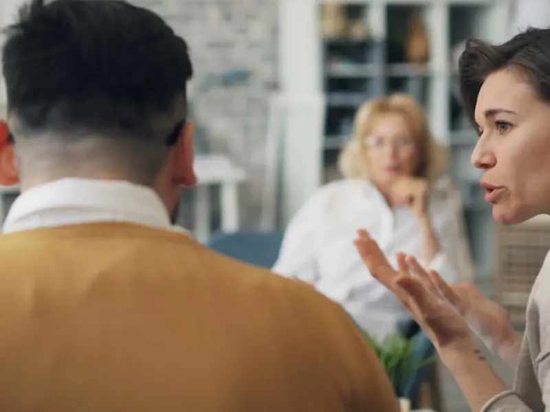 情感咨询：不同阶段的婚姻危机如何解决？