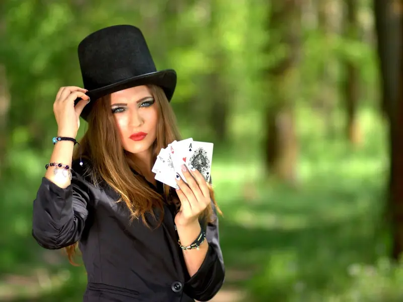 情感咨询：男友和别人亲密，我该相信他会为了我改变吗