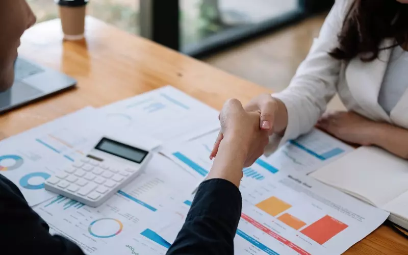 情感咨询：男友跟已婚女同事关系亲密，我很生气怎么办