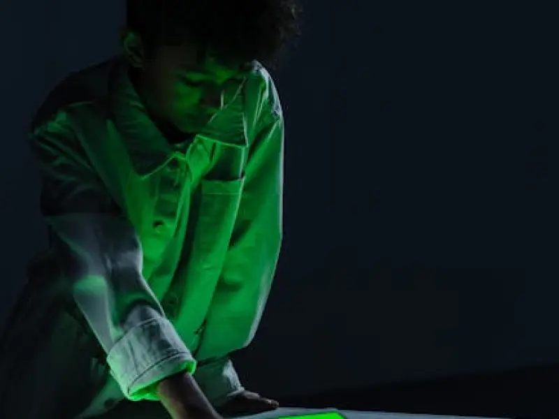 情感咨询：男朋友因为家人的反对而决定跟我分开，我该怎么做才能挽回他？