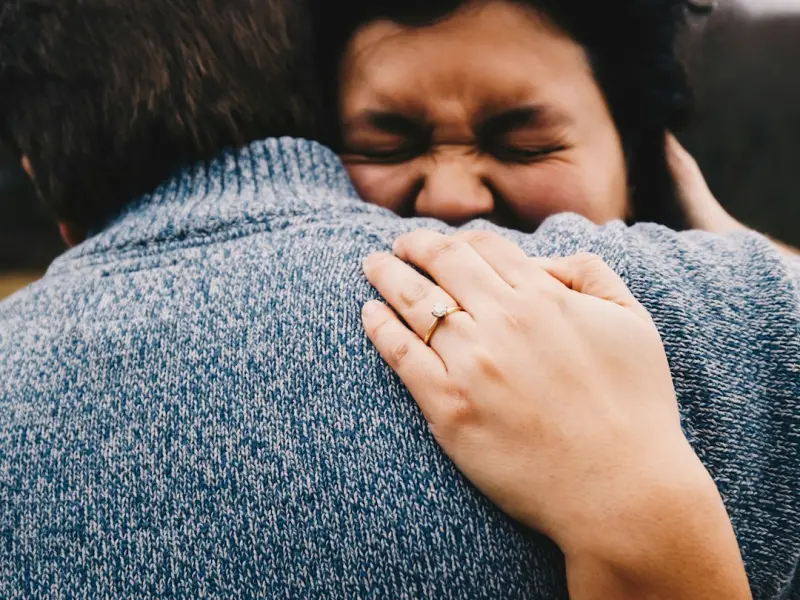 情感咨询：老公为了前女友提出离婚，我该如何挽回婚姻？