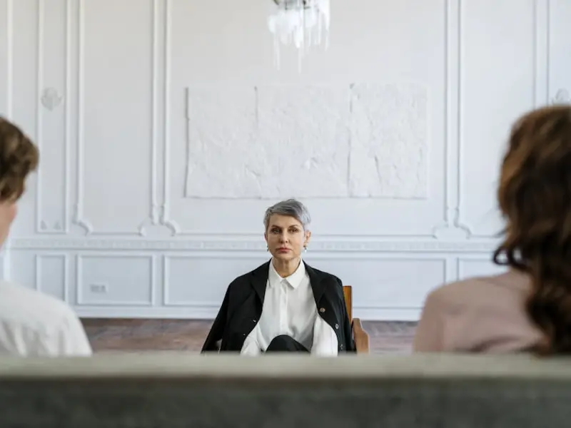 情感咨询：发现老公外面有人，我应该选择离婚吗?