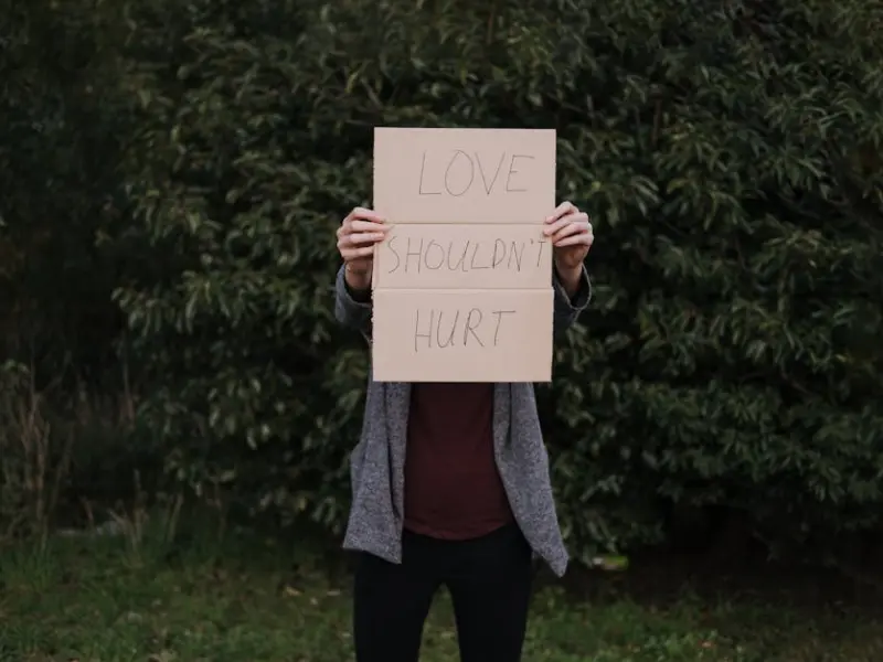 情感咨询：如果一个人不爱你怎么办，判断他不爱你的表现