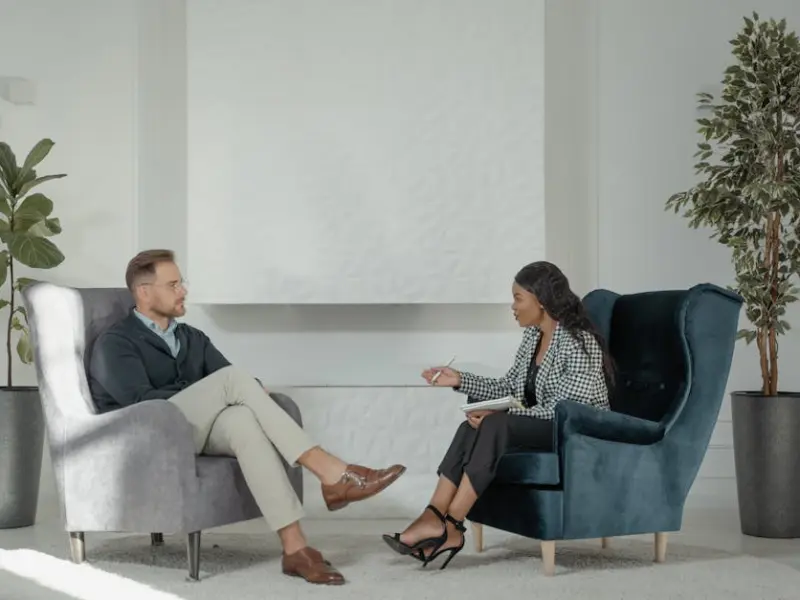 情感咨询：为什么说男追女隔重山，女追男隔层纱？