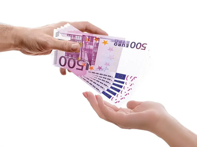 情感疑惑：对男友家庭情况什么也不了解，我该继续借钱给他吗