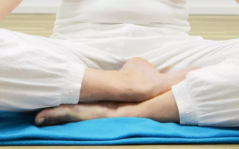 面对前任的冷漠态度，如何让他态度回暖，主动找你聊天