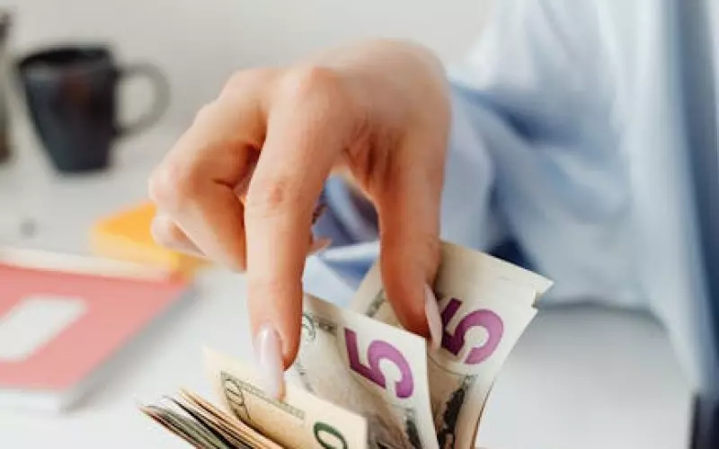 婚外情女人面相特征(婚外情的10大特征)