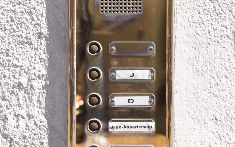 谈恋爱是不讲道理的，是讲感觉的，千万不要跟女生讲逻辑，讲道理