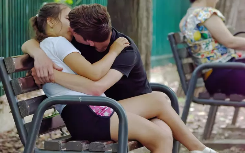 接吻后的四个细节，男人有没有爱你入骨，一目了然！