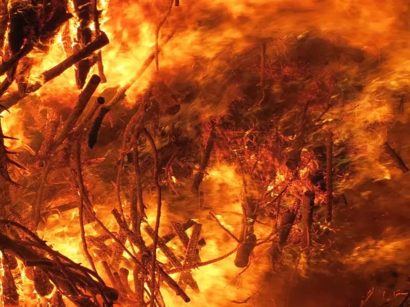 异性知己日久生情，却不想破坏对方的家庭，往往会“如此”