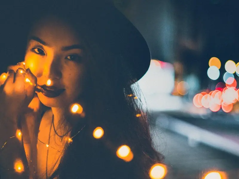 姑娘你说　他凭什么爱你