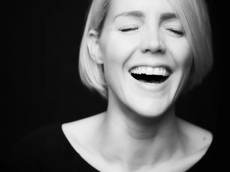 女孩子都是越宠越可爱的。