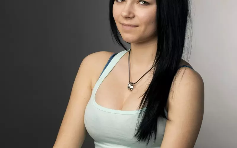 好的爱情就是：一个臭不要脸，一个假装矜持