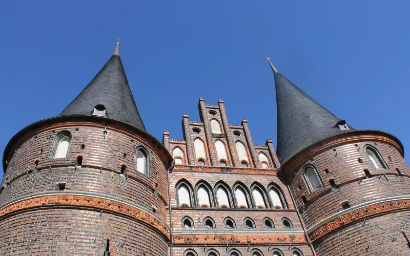 他23岁娶妻，28岁变性，38岁带着3个养子嫁人，49岁活成舞蹈界传奇