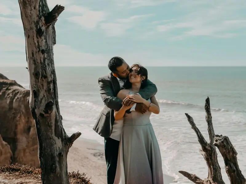 他说这辈子都不可能跟小三断绝联系，我该怎么办？