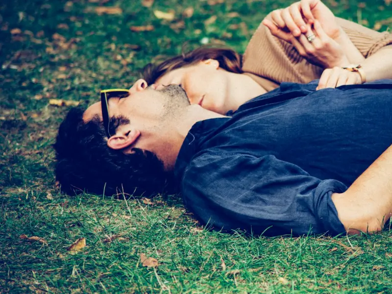 何猷君奚梦瑶领证：姐弟恋如何修成正果？