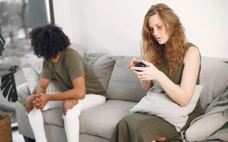 异地恋分手女生要怎么挽回男生(异地恋和网恋适不适合挽回)