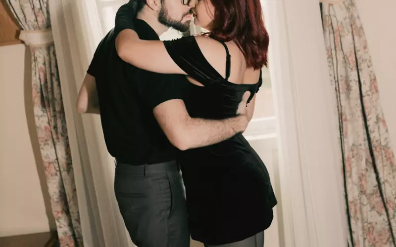 男人婚外情怎么保持和小三的关系(婚外情几年男人会很爱小三)