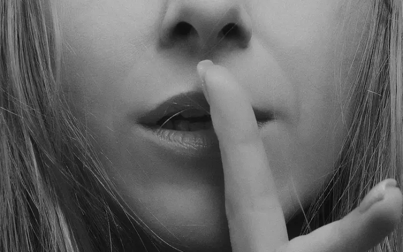 老公出轨怎么挽回我的婚姻？专业指导帮你化解情感困境！