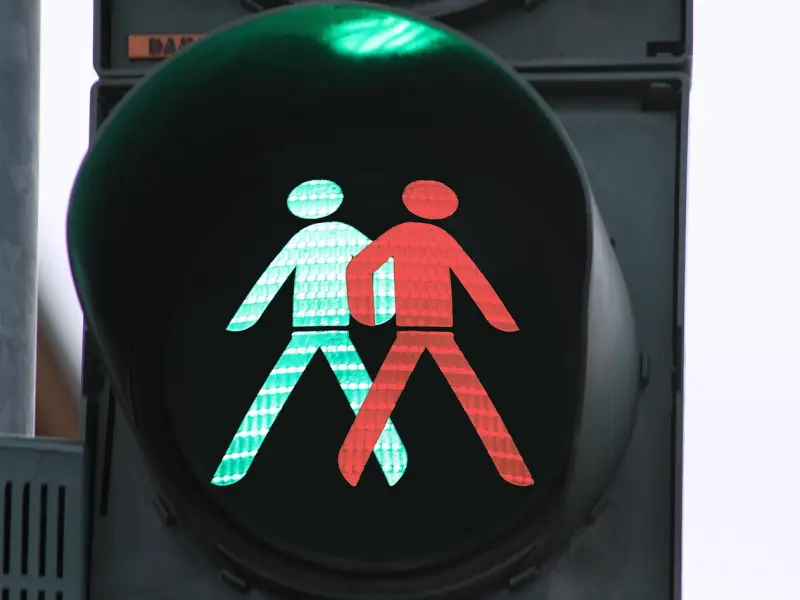 怎么聊不显得主动，又能拨动对方的心？